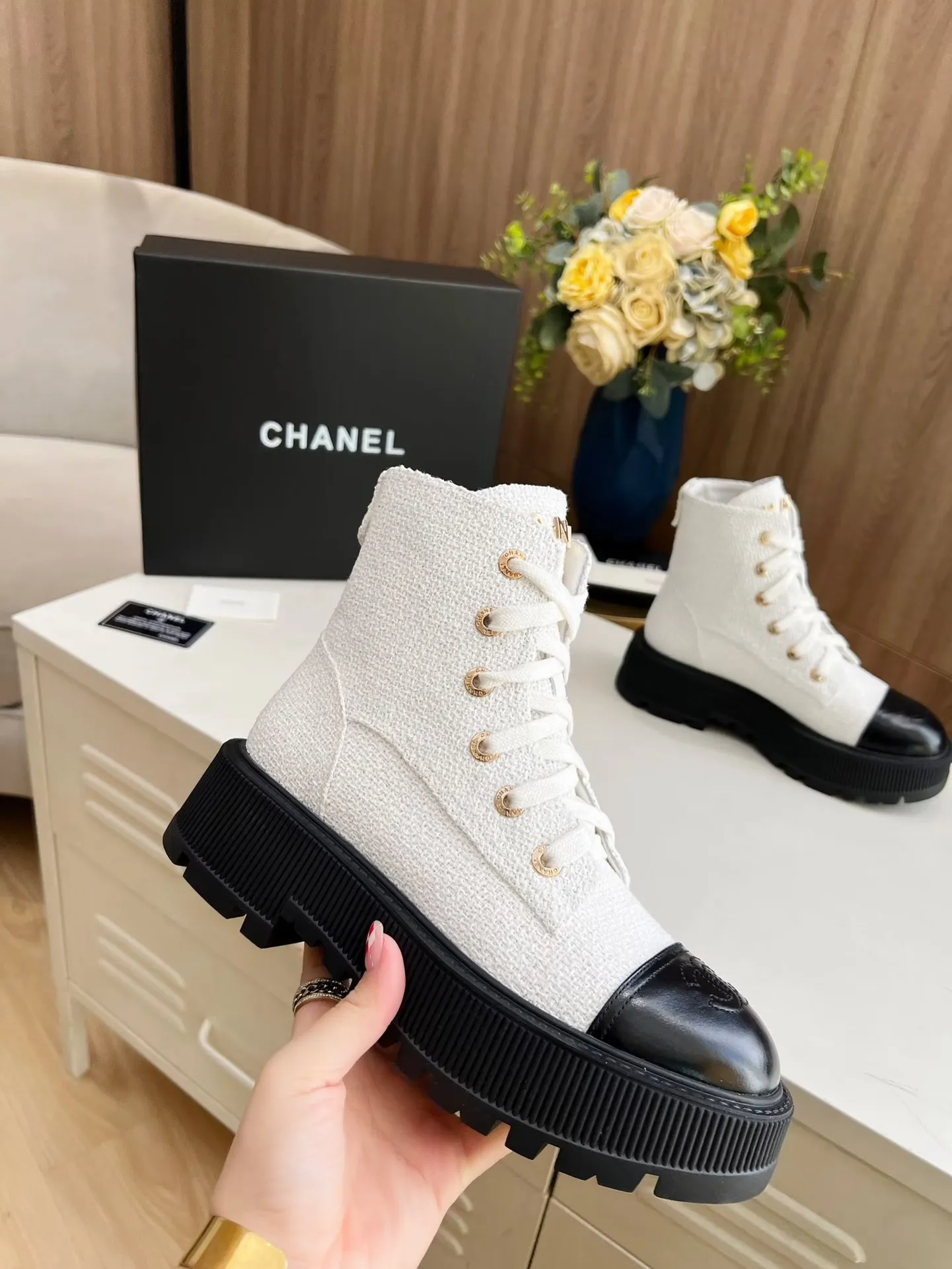 👟👟Ex-factory price 560👟👟 The original model of the new autumn and winter Chanel ankle boots✅ The strap design is super easy to put on and take off, the toe logo is electro-embroidered, the tongue is also a metal brand logo, fabric: special material, lining/foot pads: cow lining, ultra-light rubber non-slip and wear-resistant outsole, color: black, white, blue, code number: 34-41 (34, 41 need to be customized) Packaging: cloth bag card